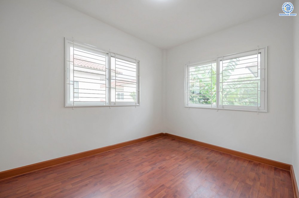 บ้านมือสองตกแต่งใหม่ โครงการ ศุภาลัยวิลล์ ราชพฤกษ์-บางบัวทอง เนื้อที่ 38.1 ตร.ว. พื้นที่ใช้สอยเยอะกว่า 184.98 ตร.ม. ตอบโจทย์ทุกการอยู่อาศัย ฟังก์ชัน 3 ห้องนอน 2 ห้องน้ำ 2 ที่จอดรถ บนทำเลเชื่อมต่อ รถไฟฟ้าสายสีม่วง "สถานีบางพลู" รายล้อมด้วยสิ่งอำนวยความสะดวกมากมาย